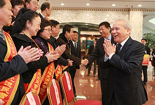 綠之韻集團(tuán)被全國工商聯(lián)、人力資源社會保障部、全國總工會聯(lián)合授予“全國就業(yè)與社會保障先進(jìn)民營企業(yè)”稱號