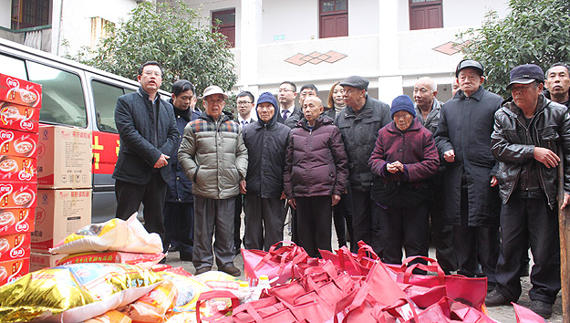 為老人送去寒春的溫暖——綠之韻黨總支部、團(tuán)支部開(kāi)展學(xué)雷鋒送愛(ài)心活動(dòng)