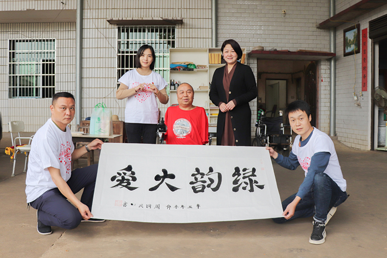 半截人生里的希望——綠之韻公益基金會(huì)再次為殘疾人畫家捐贈(zèng)新電動(dòng)輪椅