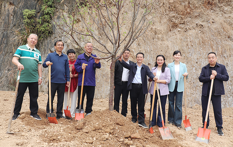 人大護(hù)綠·鄉(xiāng)村振興 | 胡均安代表參加益陽(yáng)市“五級(jí)代表齊添綠”植樹(shù)行動(dòng)